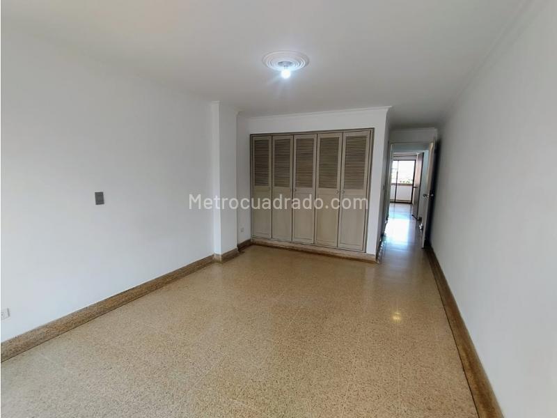 Bright 3BR Apartment with Balcony in Laureles La Castellana - 8