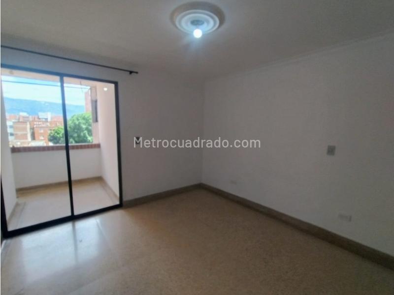 Bright 3BR Apartment with Balcony in Laureles La Castellana - 9