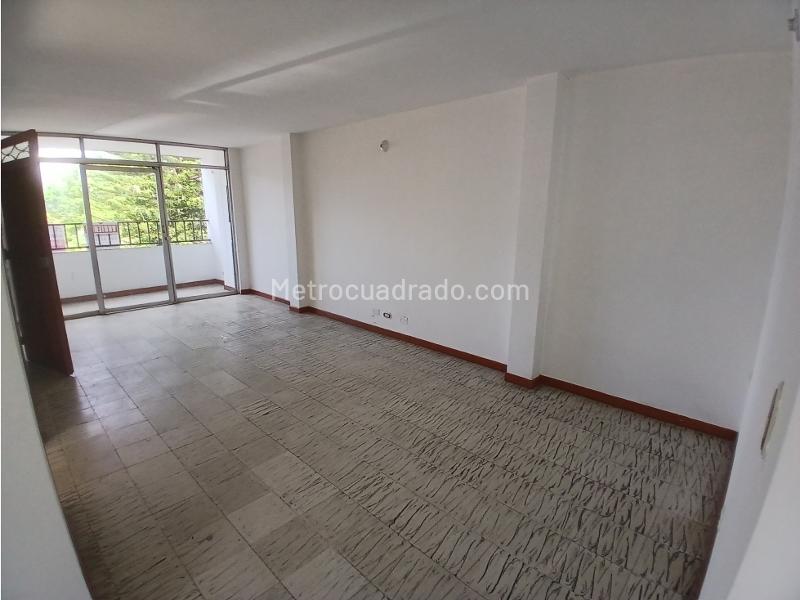 Apartamento Amplio de 5 Alcobas para Uso Comercial en Laureles - 2