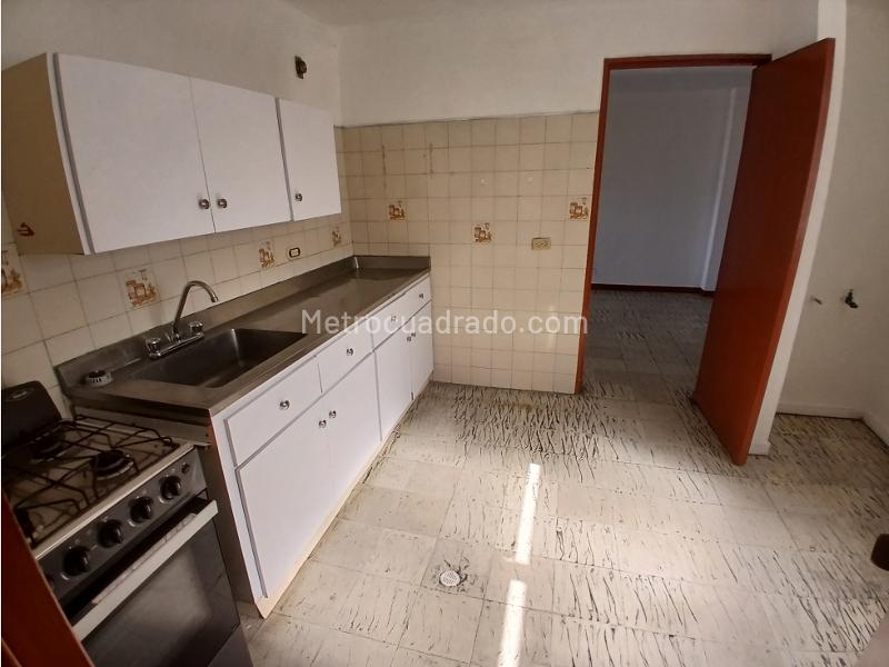 Apartamento Amplio de 5 Alcobas para Uso Comercial en Laureles - 3