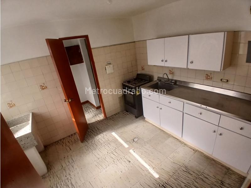 Apartamento Amplio de 5 Alcobas para Uso Comercial en Laureles - 4