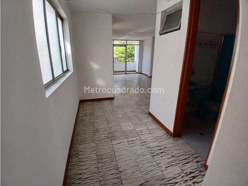 Apartamento Amplio de 5 Alcobas para Uso Comercial en Laureles - 7