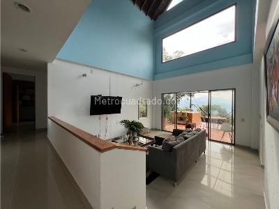 Casa de 4 alcobas en venta en Loma Del Escobero, Envigado, 360 m² · foto 2 de 20