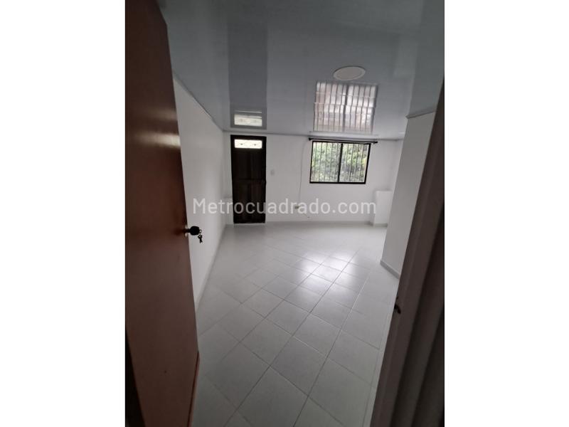 3BR House on 2nd Floor with Balcony in Villa Hermosa - 3