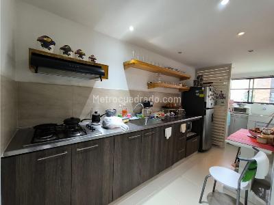 Apartamento de 2 alcobas en venta en El Poblado, Medellín, 64 m² · foto 8 de 15