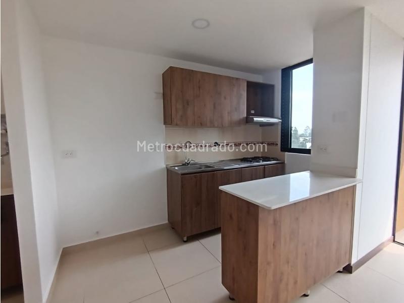 2BR Apartment with Balcony, Study Area & Parking in San Antonio de Pereira - 5