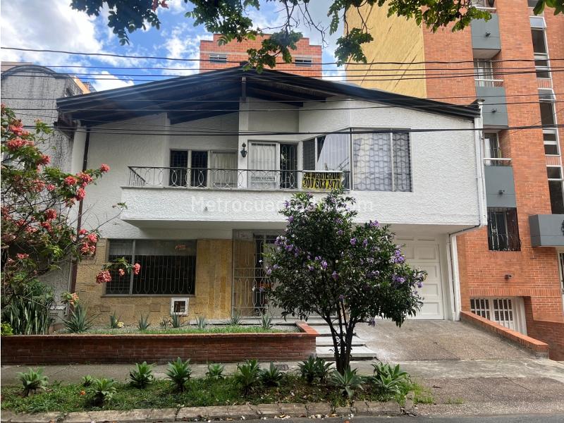 Spacious 4BR House with Balcony in Belen Alameda