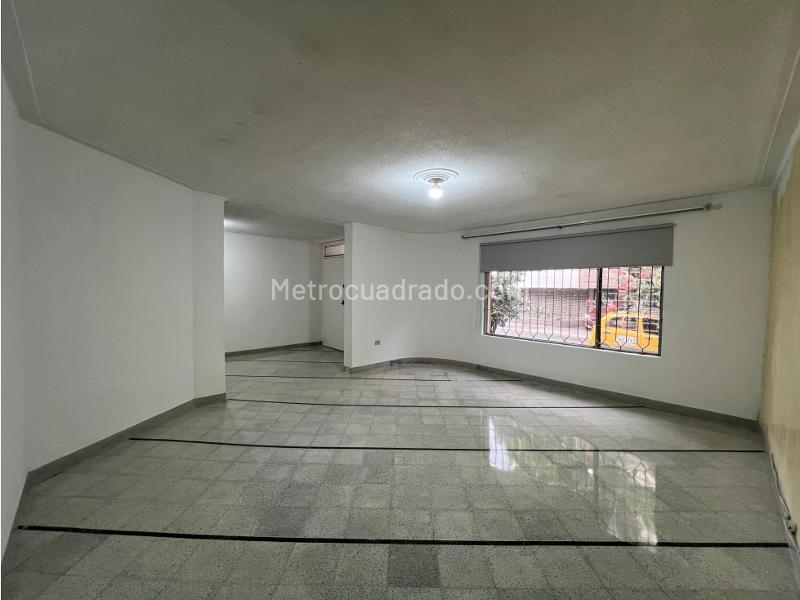 Spacious 4BR House with Balcony in Belen Alameda - 2