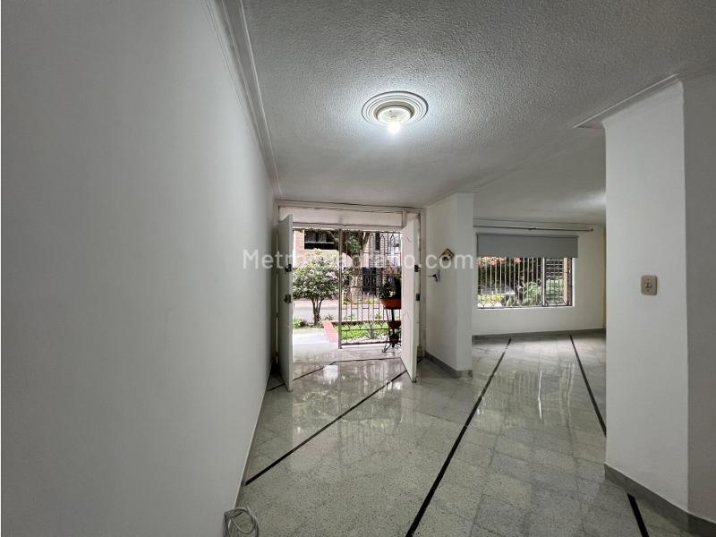 Spacious 4BR House with Balcony in Belen Alameda - 3