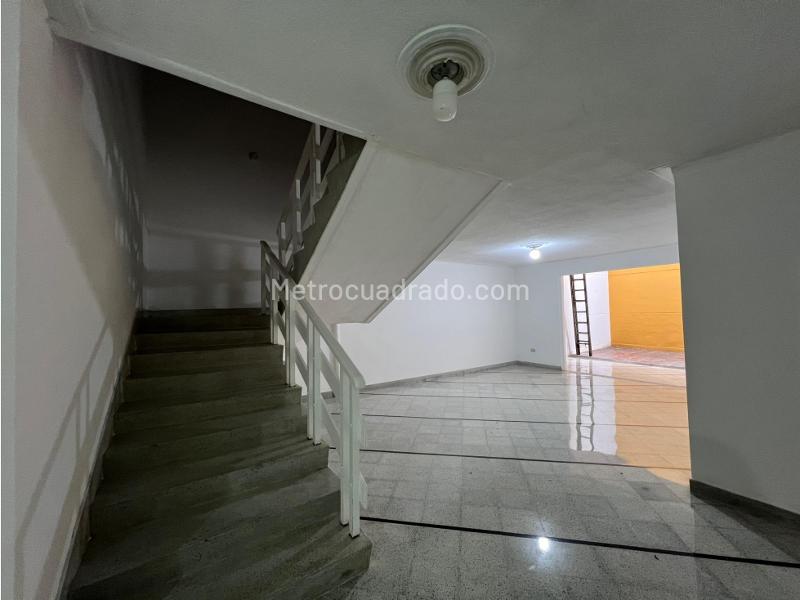Spacious 4BR House with Balcony in Belen Alameda - 4