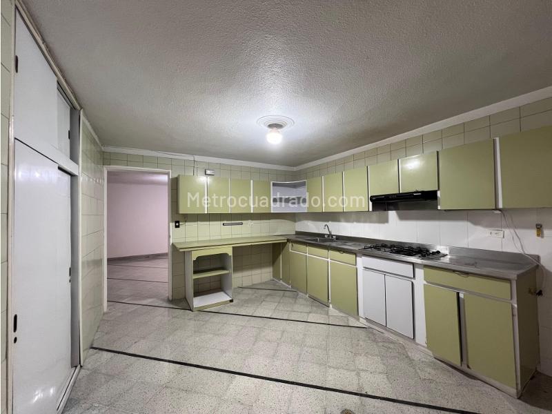 Spacious 4BR House with Balcony in Belen Alameda - 6