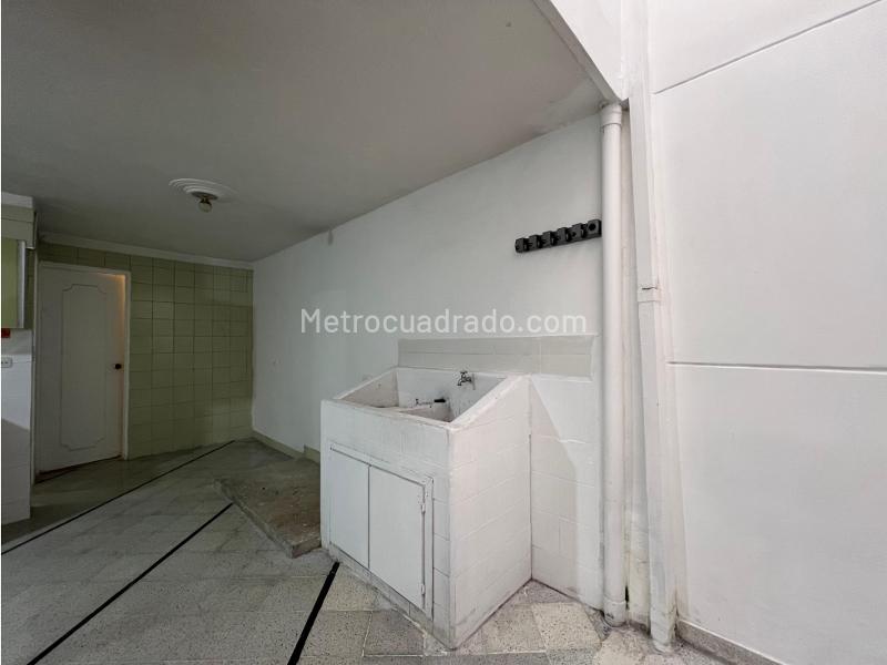 Spacious 4BR House with Balcony in Belen Alameda - 7