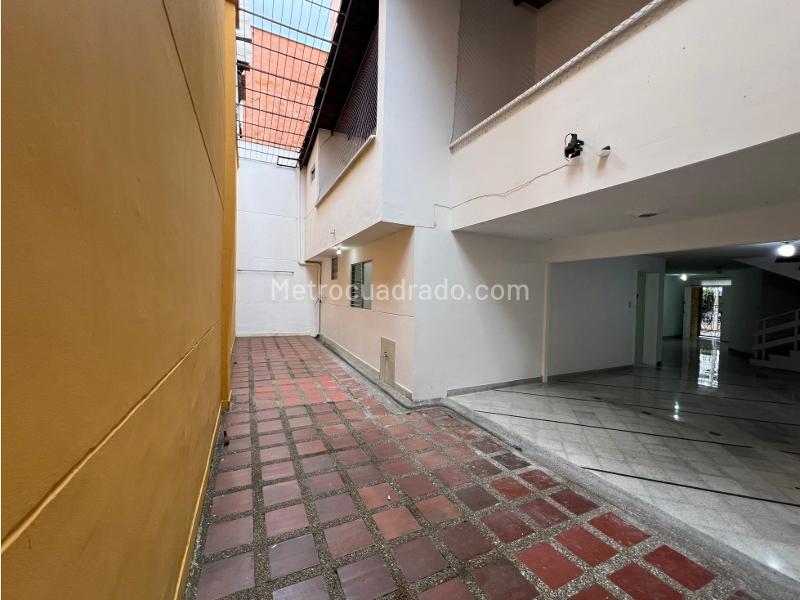 Spacious 4BR House with Balcony in Belen Alameda - 8