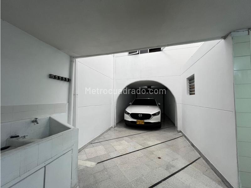 Spacious 4BR House with Balcony in Belen Alameda - 9