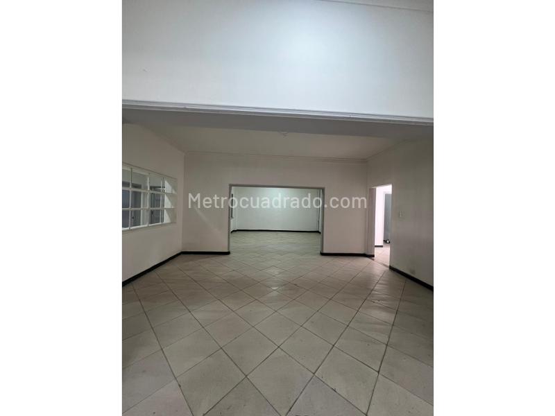 Casa amplia de 4 Alcobas en arriendo en Villa Hermosa - 2