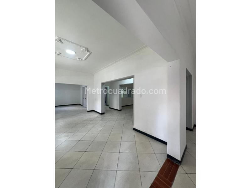 Casa amplia de 4 Alcobas en arriendo en Villa Hermosa - 3