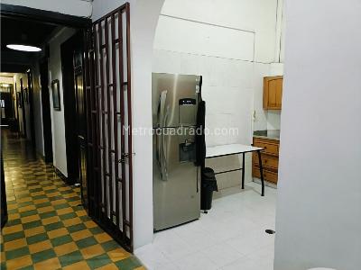 Casa de 5 alcobas en venta en Los Naranjos, Itagüí, 377 m² · foto 3 de 20