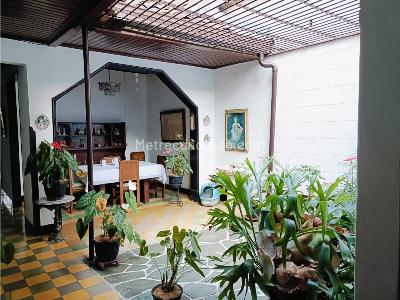 Casa de 5 alcobas en venta en Los Naranjos, Itagüí, 377 m² · foto 9 de 20