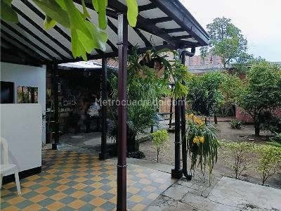 Casa de 5 alcobas en venta en Los Naranjos, Itagüí, 377 m² · foto 12 de 20