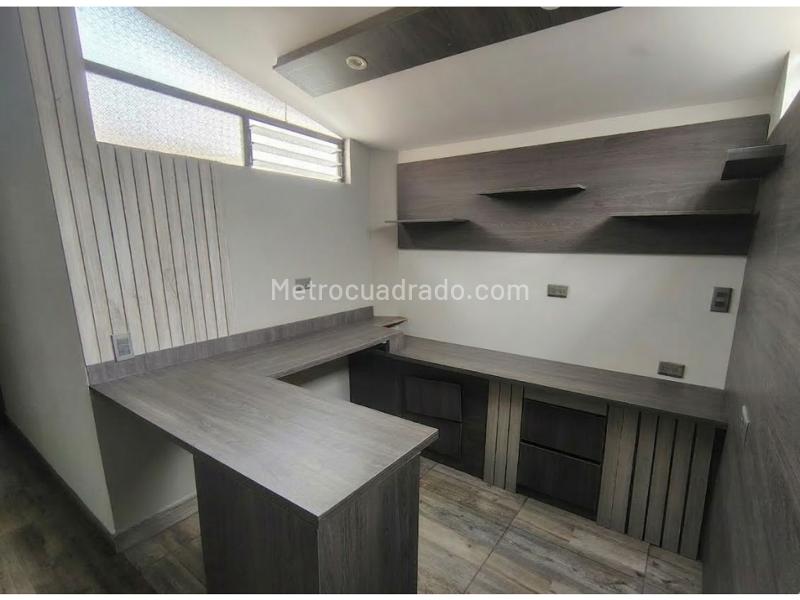 Spacious 3BR House with Terrace in La America - 4