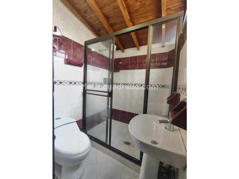 Spacious 3BR House with Terrace in La America - 7