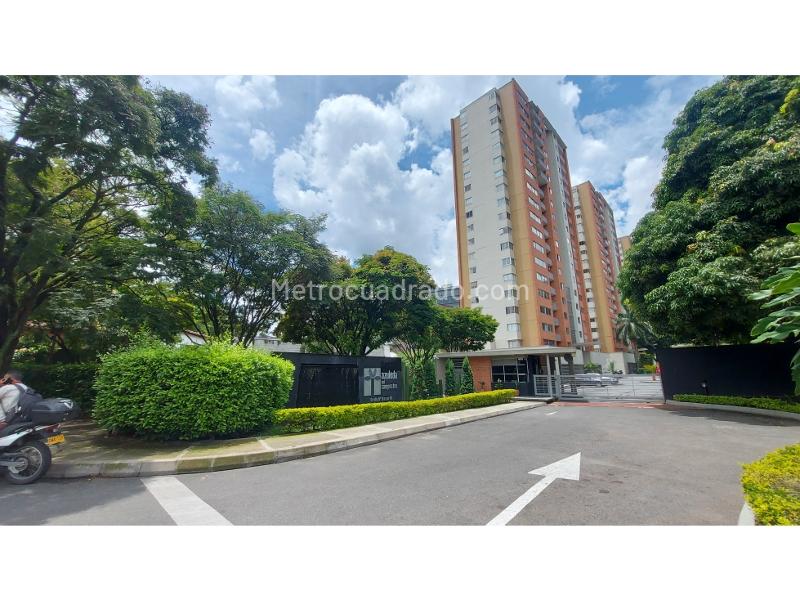 Modern 3BR Apartment with Pool in Aguacatala