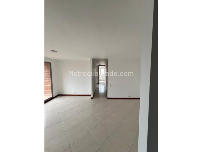 Modern 3BR Apartment with Pool in Aguacatala - 2