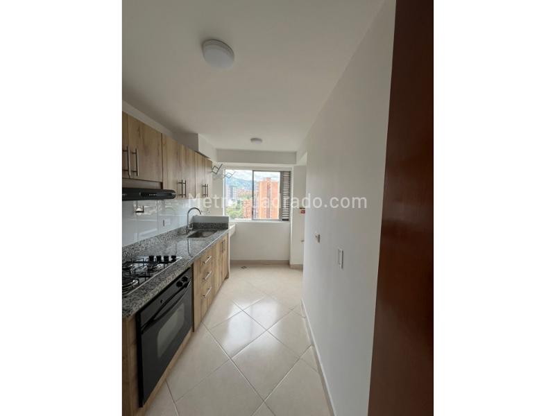 Modern 3BR Apartment with Pool in Aguacatala - 4
