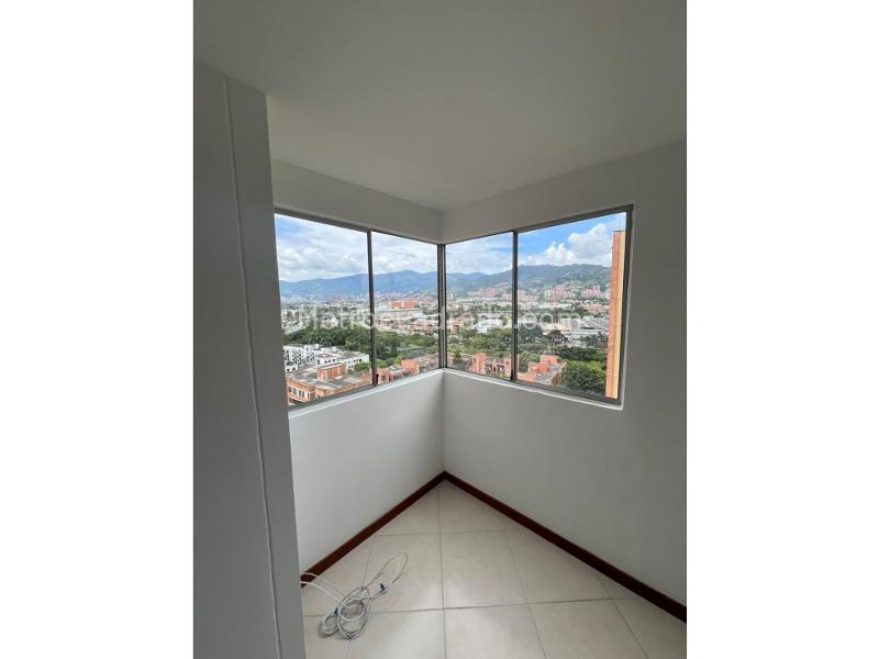 Modern 3BR Apartment with Pool in Aguacatala - 6