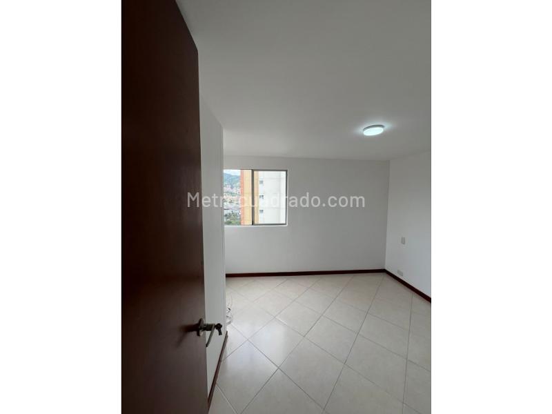 Modern 3BR Apartment with Pool in Aguacatala - 8