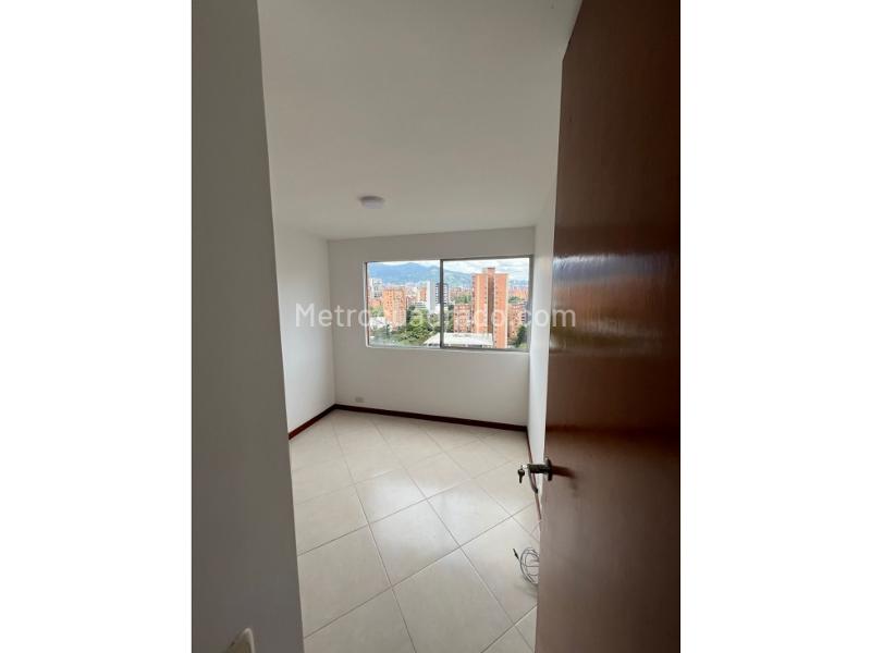 Modern 3BR Apartment with Pool in Aguacatala - 9