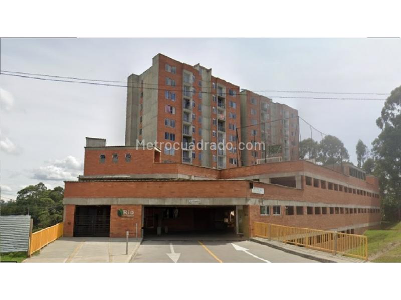 Apartamento de 3 Alcobas con Balcón y Parqueadero Privado en Alto del Medio