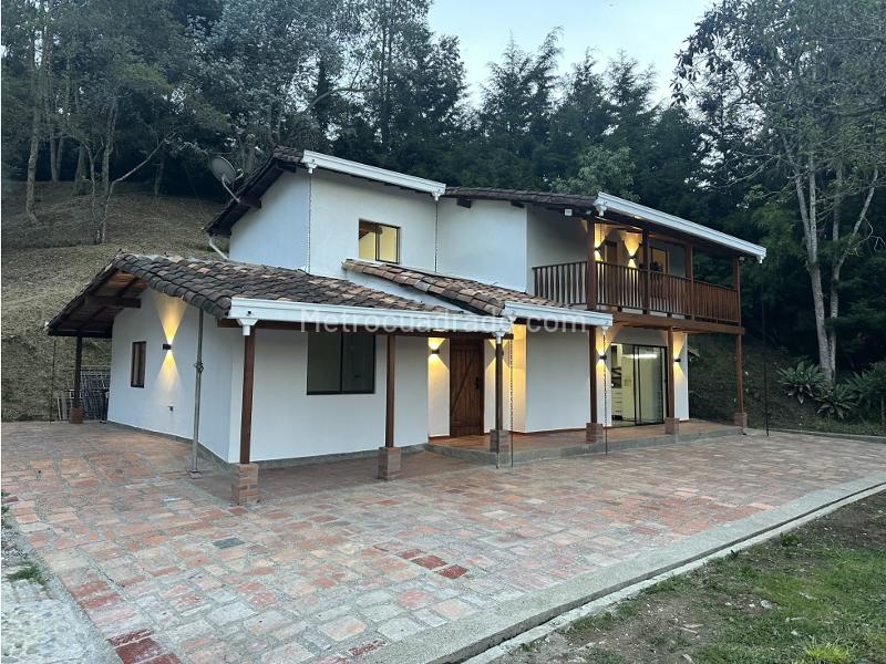 3BR House in Santa Elena (250 m²)