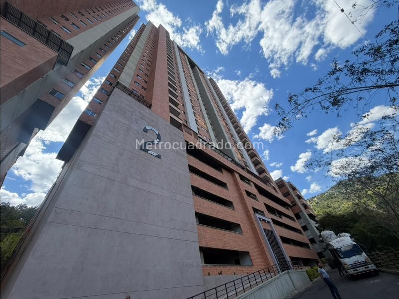 3BR Apartment with Balcony in Niquia (60 m²) - 2