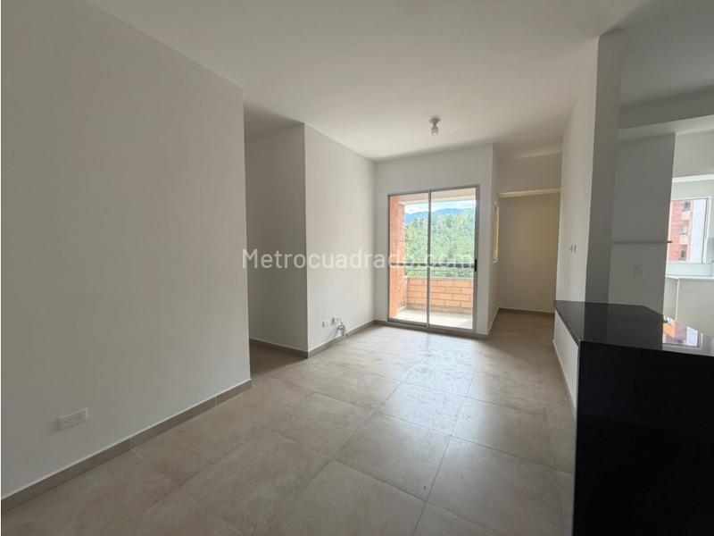 3BR Apartment with Balcony in Niquia (60 m²) - 3