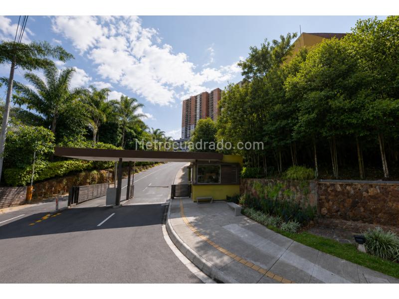 3BR Apartment with Clubhouse Amenities in La Madera