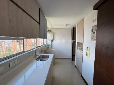 Apartamento de 3 alcobas en arriendo en El Poblado, Medellín, 129 m² · foto 3 de 17