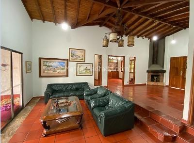 Casa de 4 alcobas en venta en Loma De Las Brujas, Envigado, 1230 m² · foto 2 de 20