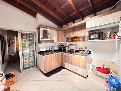Casa de 3 alcobas en venta en Los Puertos, Bello, 82 m² · foto 5 de 16