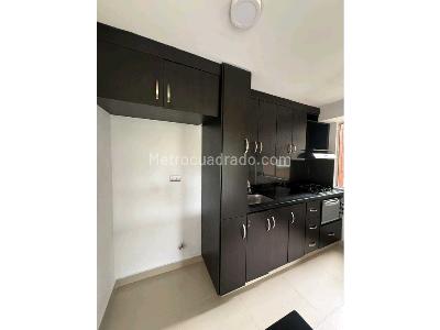 Apartamento de 3 alcobas en venta en Loma De Los Bernal, Medellín, 80 m² · foto 2 de 20