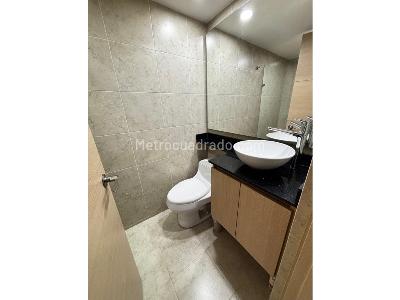 Apartamento de 3 alcobas en venta en Loma De Los Bernal, Medellín, 80 m² · foto 13 de 20