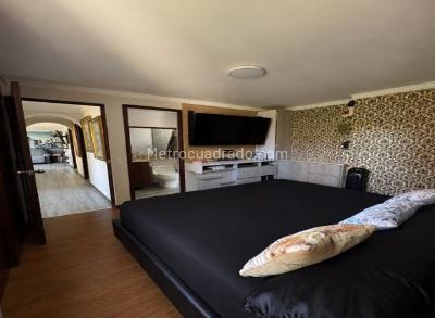 Apartamento de 3 alcobas en venta en Loma De Los Bernal, Medellín, 72 m² · foto 13 de 19
