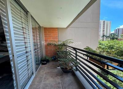 Apartamento de 3 alcobas en venta en Loma De Los Bernal, Medellín, 72 m² · foto 3 de 19