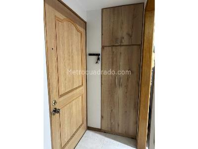 Apartamento de 1 alcoba en venta en Loma De Los Bernal, Medellín, 38 m² · foto 5 de 17