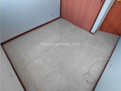 Apartamento de 3 alcobas en venta en Loma De Los Bernal, Medellín, 84 m² · foto 2 de 20