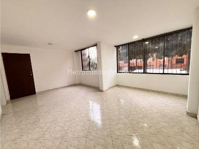 Apartamento de 4 alcobas en venta en Loma Del Indio, Medellín, 80 m² · foto 2 de 20