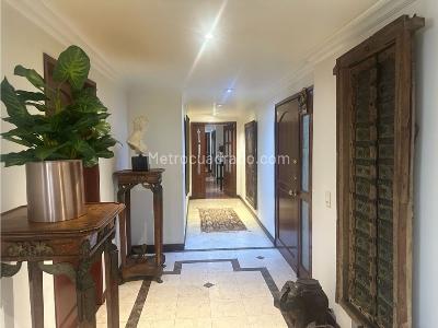Apartamento de 3 alcobas en venta en Chico Navarra, Bogotá, 213 m² · foto 8 de 17