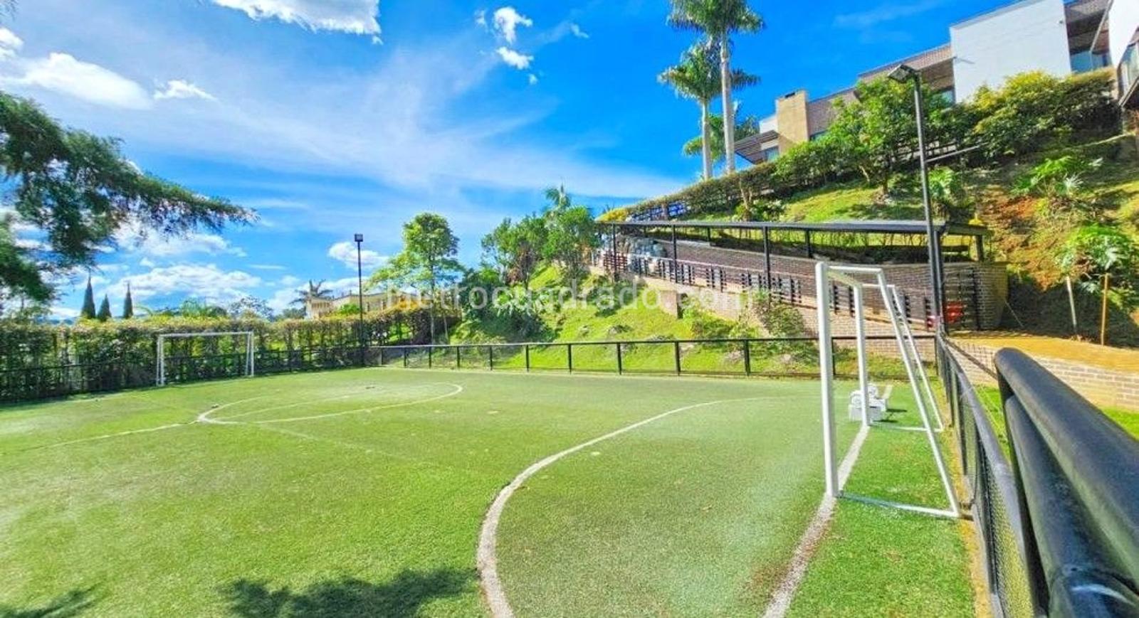 Casa de 5 habitaciones en venta en El Poblado las Palmas, Medellín — imagen 1 de 20