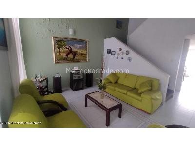 Casa de 5 alcobas en venta en Modelia, Bogotá, 239 m² · foto 2 de 16