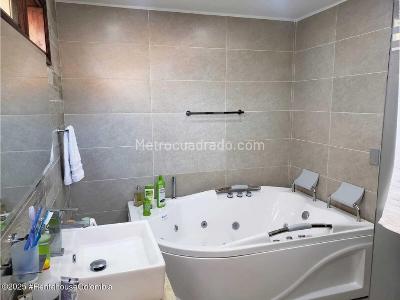Casa de 5 alcobas en venta en El Vergel, Ibagué, 386 m² · foto 18 de 20